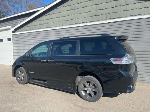 Used 2015 Toyota Sienna SE image 15