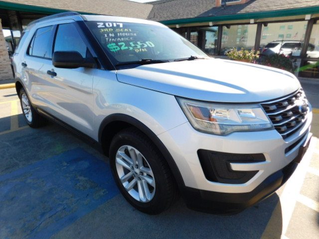 Used 2017 Ford Explorer FWD image 2
