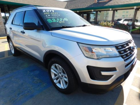 Used 2017 Ford Explorer image 2