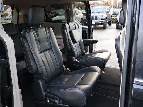 Used 2016 Chrysler Town & Country Touring image 14