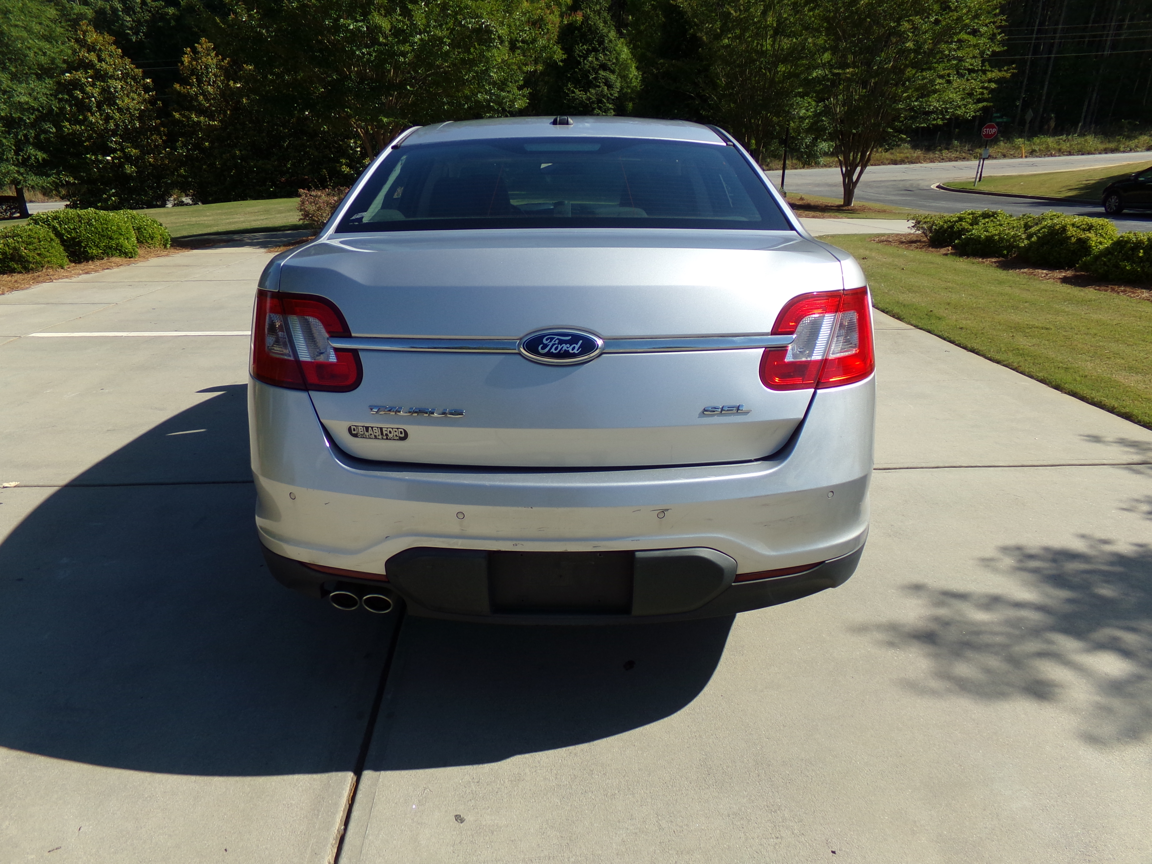 Used 2011 Ford Taurus SEL FWD image 4