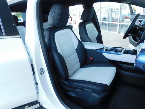 Used 2024 Chevrolet Equinox EV LT image 22