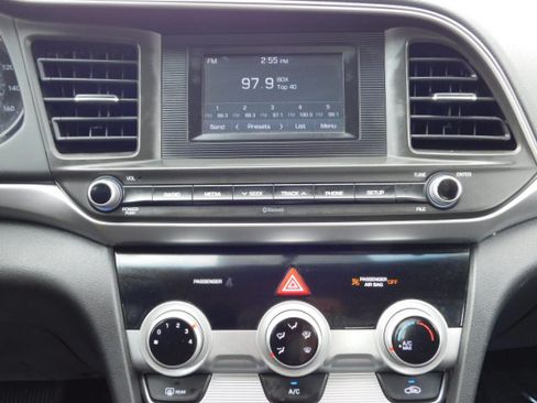 Used 2019 Hyundai Elantra SE image 15