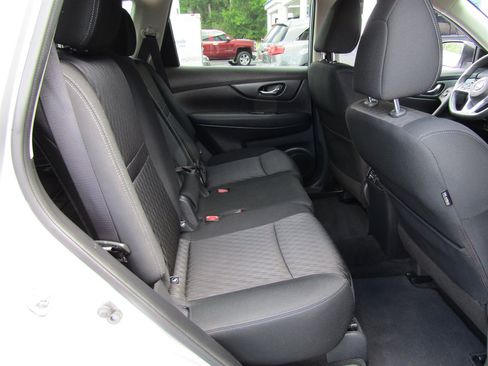 Used 2017 Nissan Rogue SV image 12