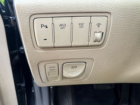 Used 2011 Hyundai Genesis 4.6 RWD image 21