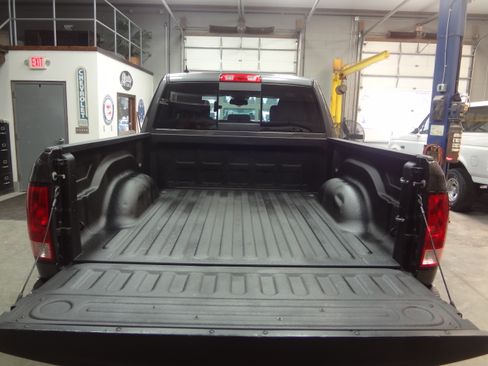 Used 2019 RAM 1500 SLT image 6