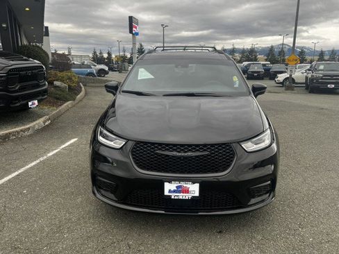 Used 2024 Chrysler Pacifica Select image 2