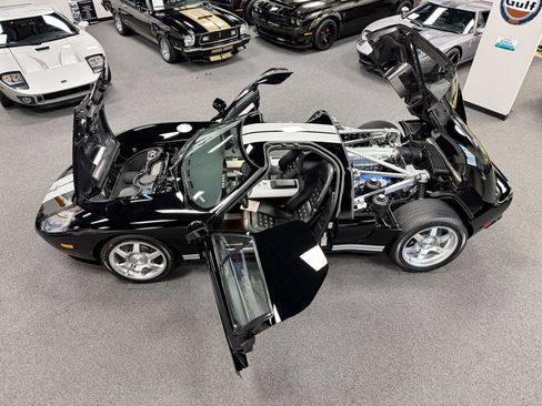 Used 2005 Ford GT RWD image 11