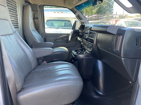Used 2017 Chevrolet Express 2500 image 18