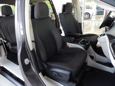 Used 2020 Chrysler Pacifica Touring image 23