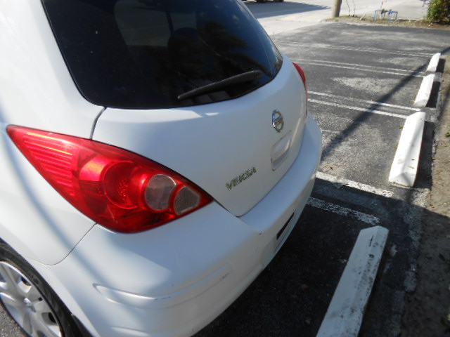 Used 2010 Nissan Versa Hatchback FWD image 4