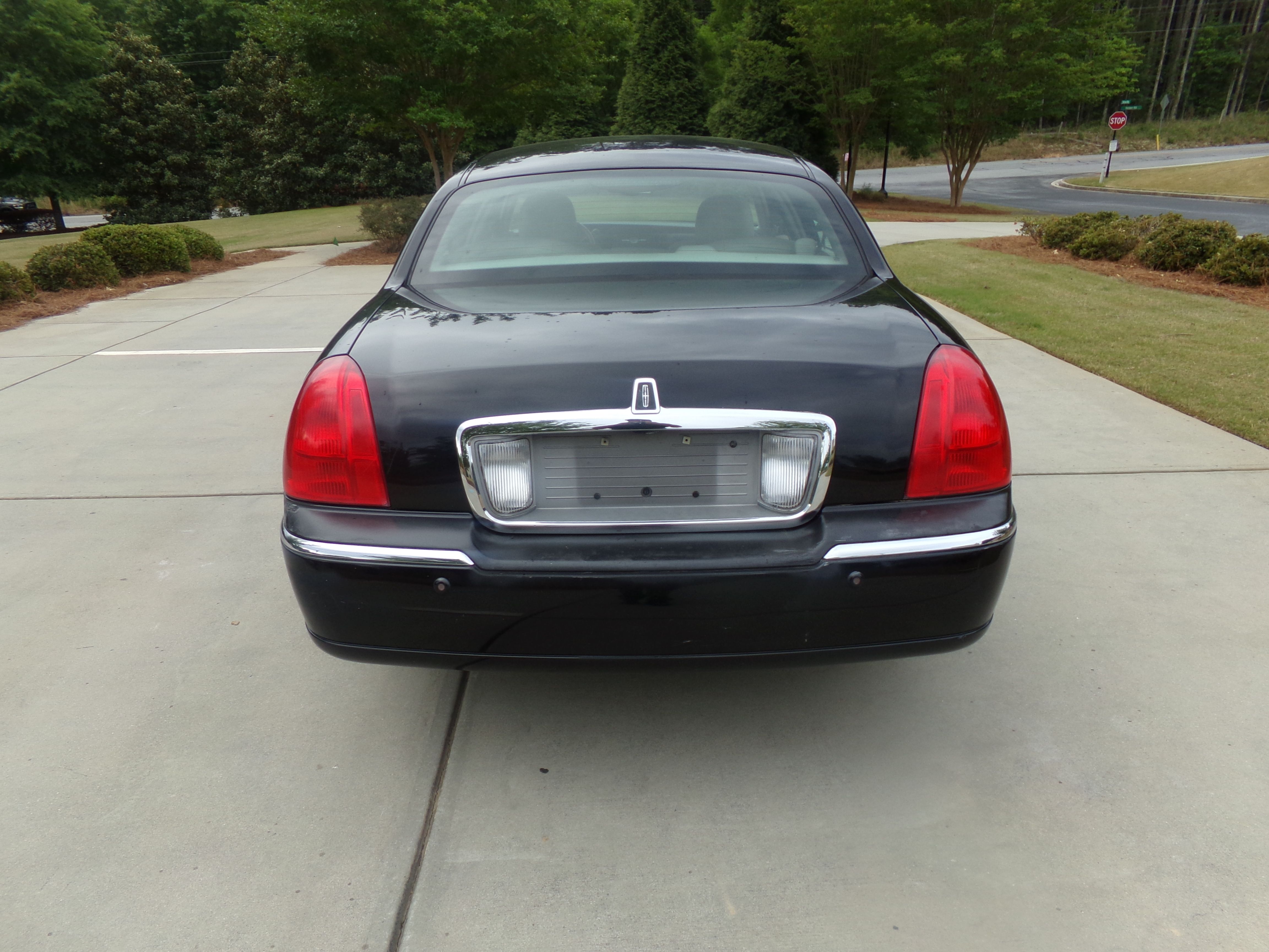 Used 2004 Lincoln Town Car Signature RWD image 4