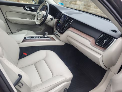 Used 2022 Volvo XC60 B5 Momentum image 12