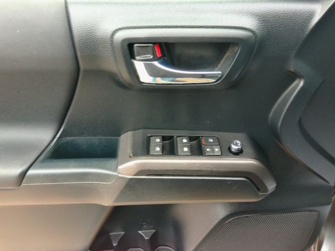 Used 2018 Toyota Tacoma TRD Off-Road image 43