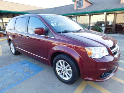 Used 2019 Dodge Grand Caravan SXT image 2
