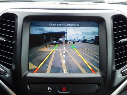 Used 2018 Jeep Cherokee FWD Limited image 18