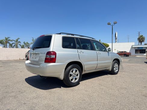 Used 2005 Toyota Highlander 2WD V6 w/ 3rd Row image 9