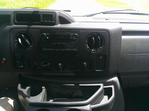 Used 2014 Ford E-150 and Econoline 150 Club Wagon image 14