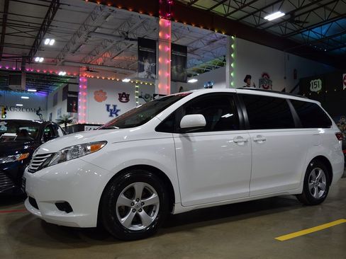 Used 2015 Toyota Sienna LE image 11
