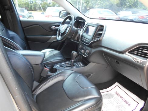 Used 2020 Jeep Cherokee FWD Latitude Plus image 9
