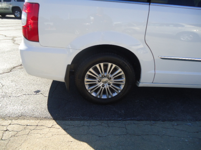 Used 2015 Chrysler Town & Country Touring-L FWD image 9