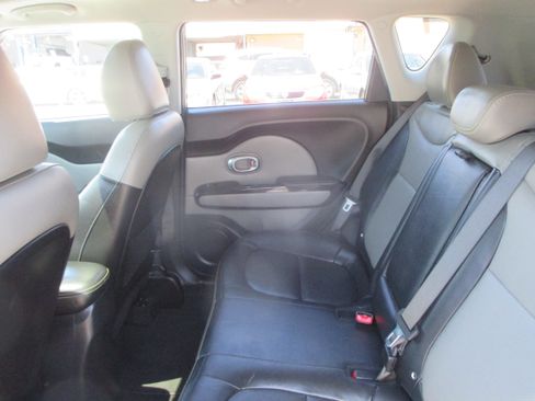 Used 2016 Kia Soul + FWD image 11