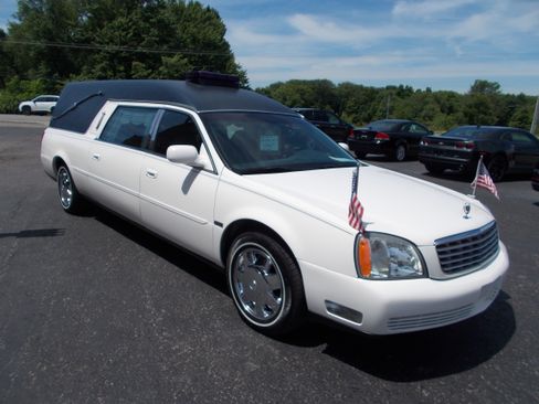 Used 2003 Cadillac De Ville Hearse FWD image 3