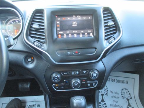 Used 2019 Jeep Cherokee FWD Latitude Plus image 10