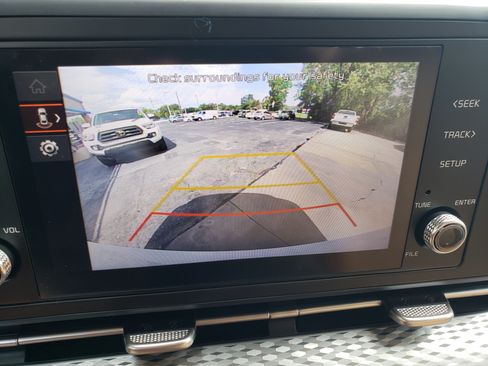 Used 2023 Kia Carnival LX image 17