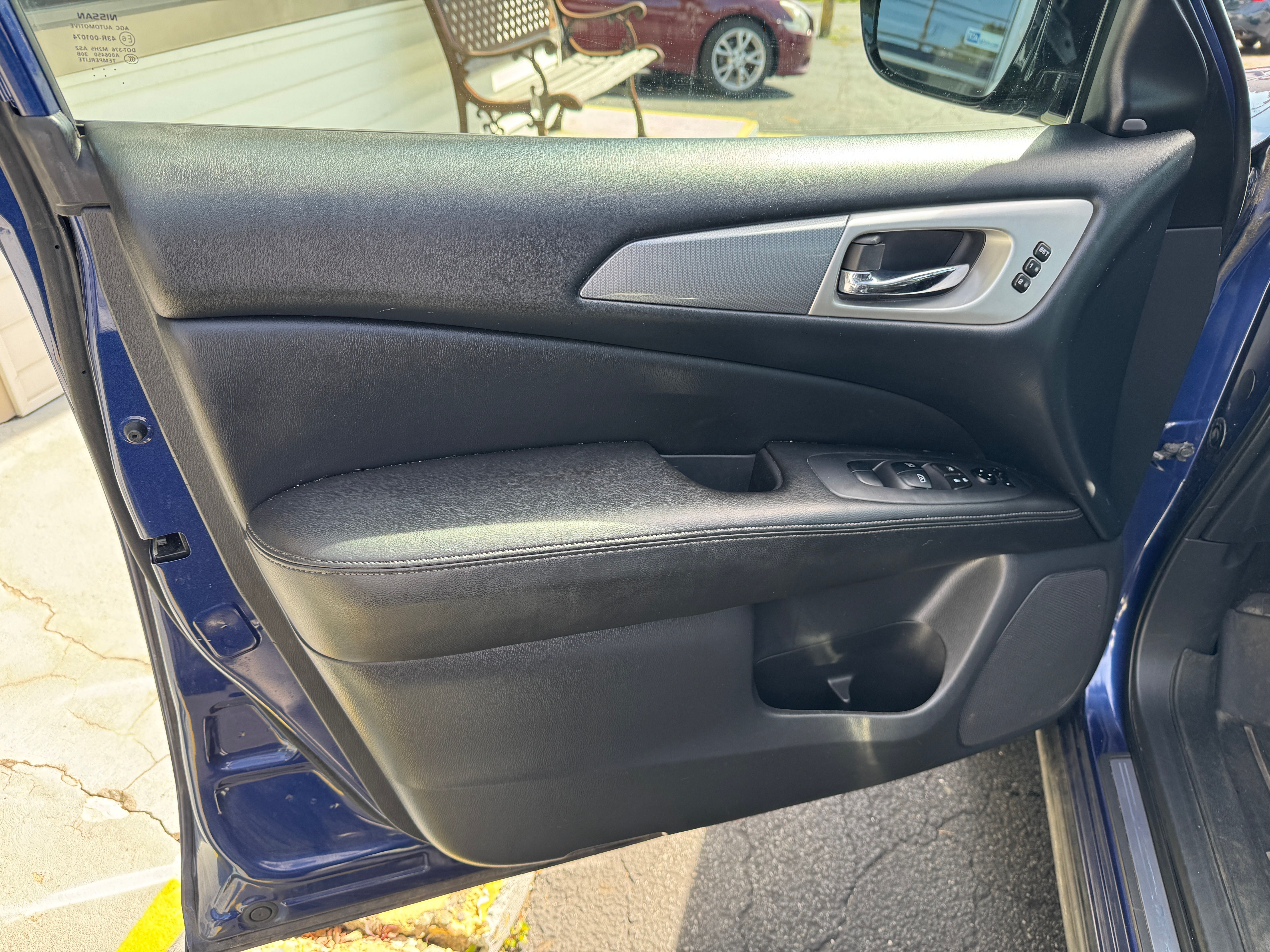 Used 2017 Nissan Pathfinder 4WD SL w/ Premium Package image 10