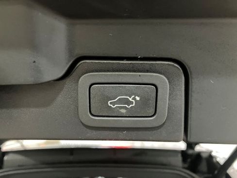 Used 2019 Land Rover Range Rover Evoque Landmark Edition image 24