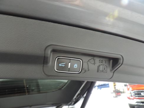 Used 2023 Ford Explorer XLT image 27