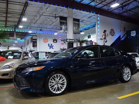 Used 2018 Toyota Camry XLE image 11