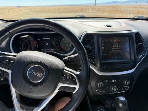 Used 2017 Jeep Cherokee Trailhawk image 6