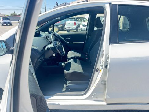 Used 2009 Toyota Yaris 4-Door Hatchback FWD image 16
