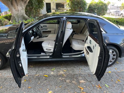 Used 2014 Rolls-Royce Ghost image 21