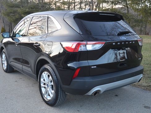 Used 2021 Ford Escape SE image 2