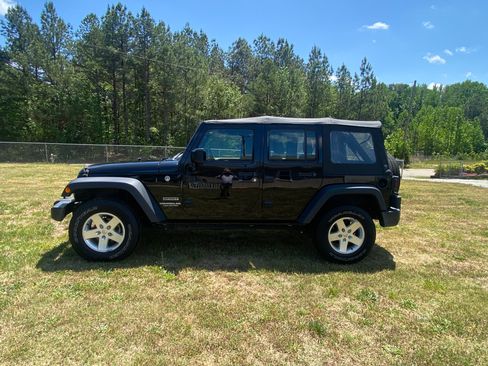 Used 2017 Jeep Wrangler 4WD Unlimited Sport image 8