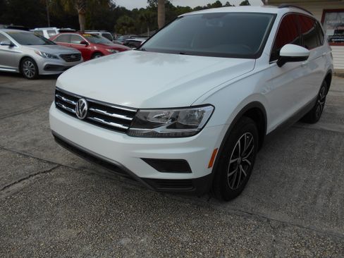 Used 2021 Volkswagen Tiguan SE image 2
