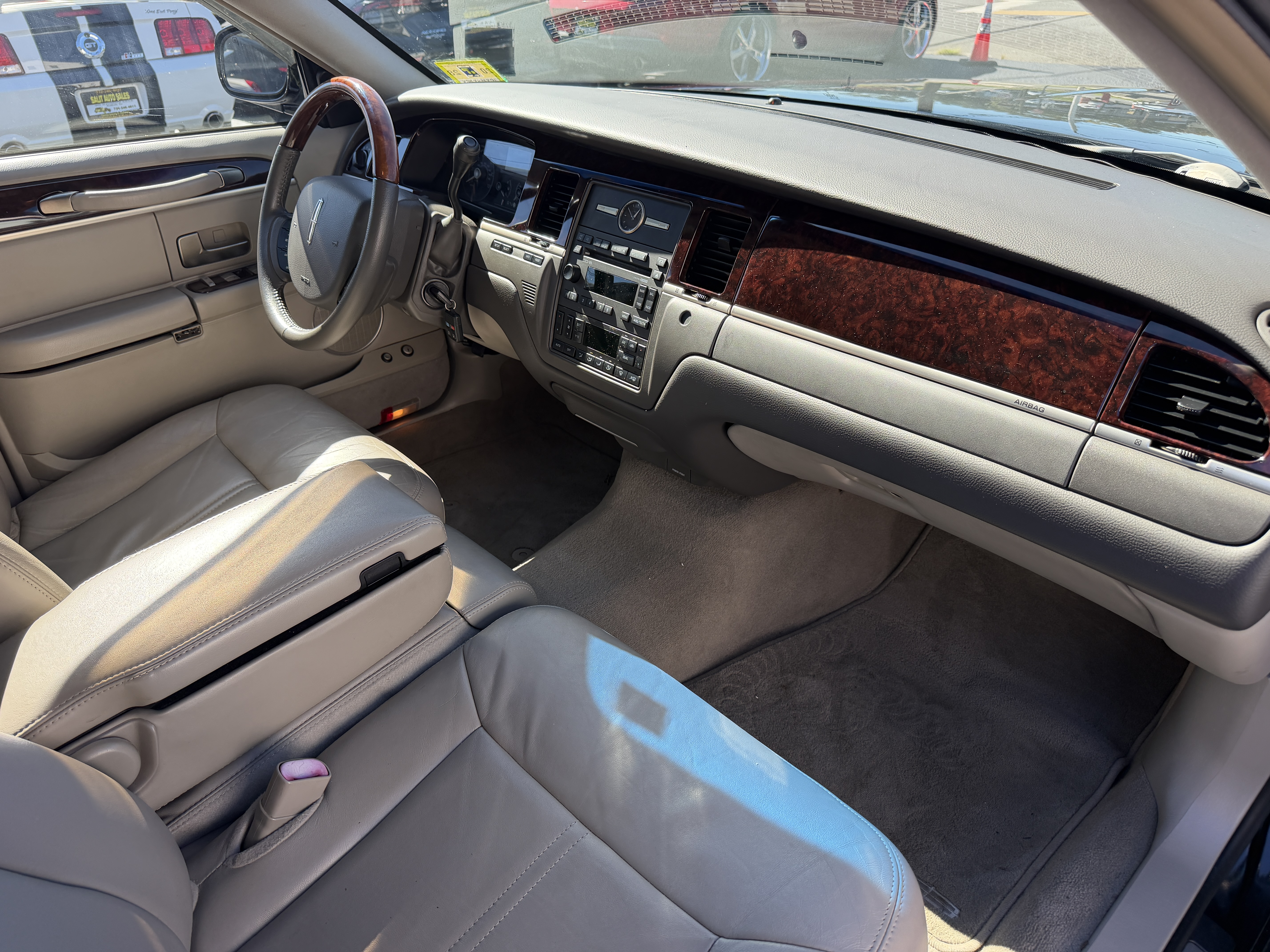Used 2011 Lincoln Town Car Signature Limited RWD image 20