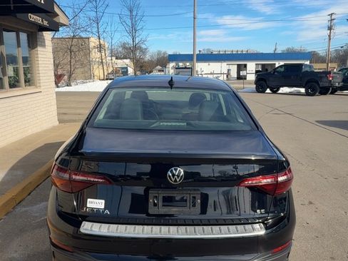 Used 2023 Volkswagen Jetta SE image 4