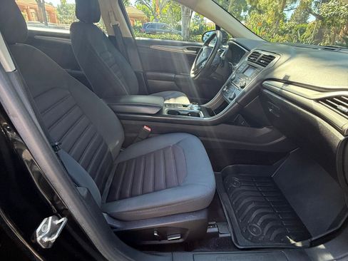 Used 2017 Ford Fusion SE FWD image 10