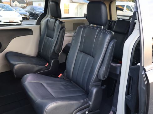 Used 2016 Chrysler Town & Country Touring image 12