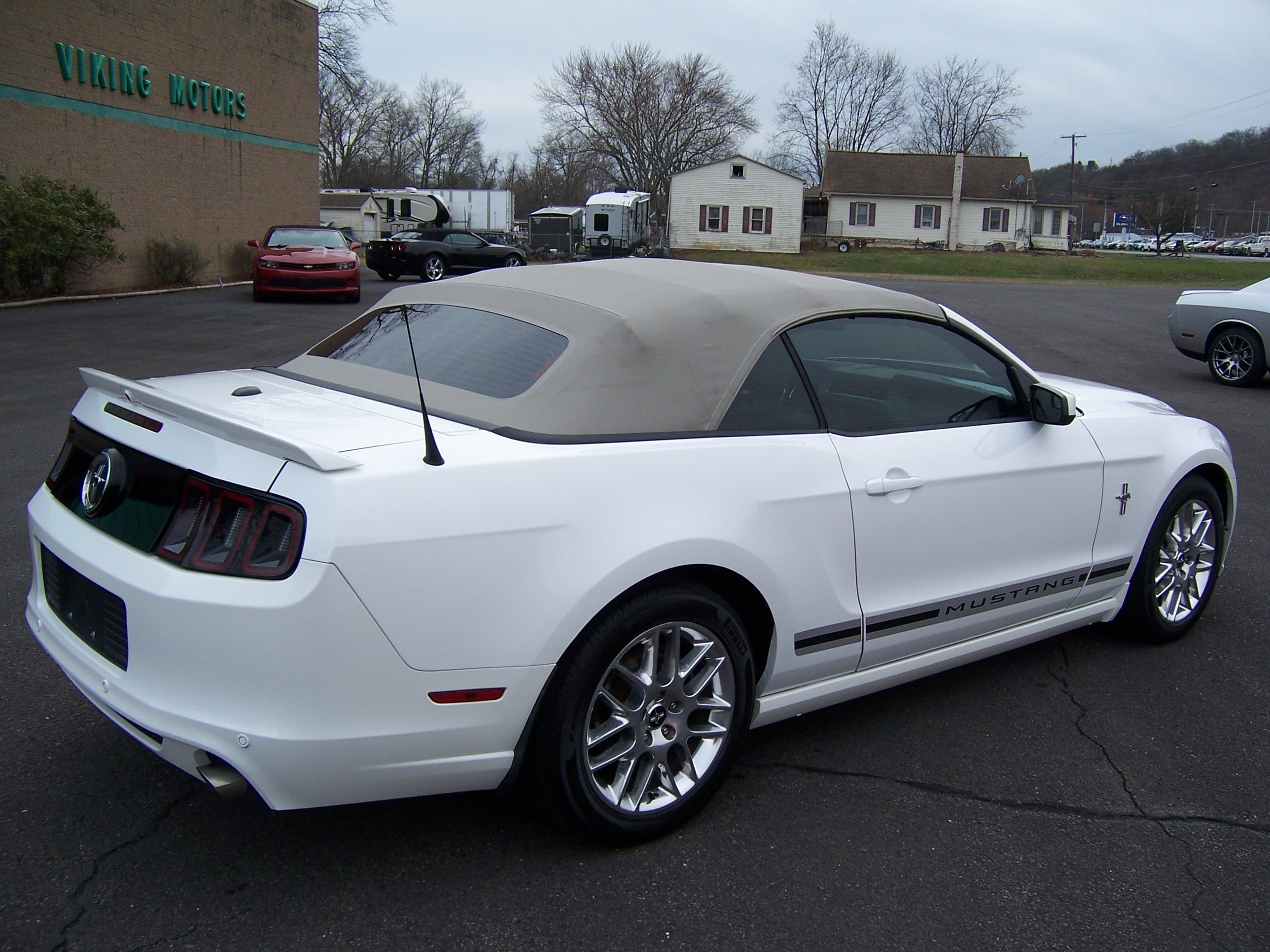 Used 2013 Ford Mustang Premium RWD image 3
