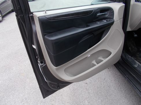 Used 2016 Dodge Grand Caravan image 5