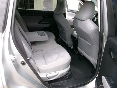 Used 2021 Toyota Highlander FWD LE Hybrid image 7
