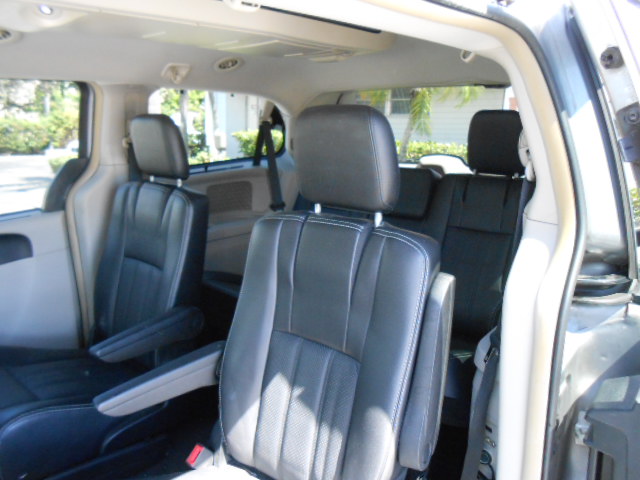 Used 2014 Chrysler Town & Country Touring-L FWD image 20
