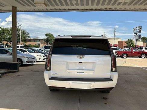 Used 2018 Cadillac Escalade ESV 4WD Premium 6.2L 8-Cyl SUV image 6