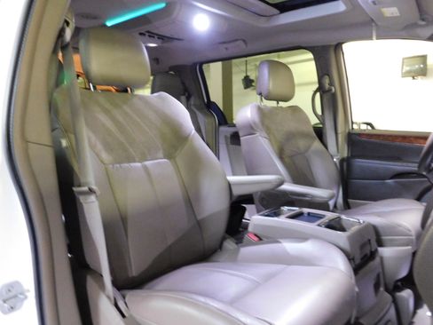 Used 2011 Chrysler Town & Country Limited image 17