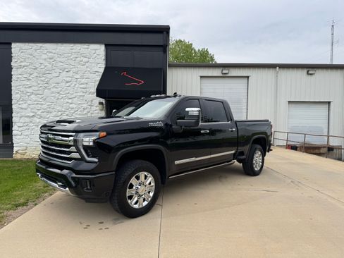 Used 2024 Chevrolet Silverado 3500 High Country AWD/4WD image 2